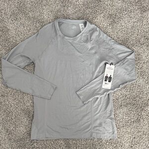 ALO Yoga Amplify Seamless Long Sleeve Crew in Athletic Heather Grey